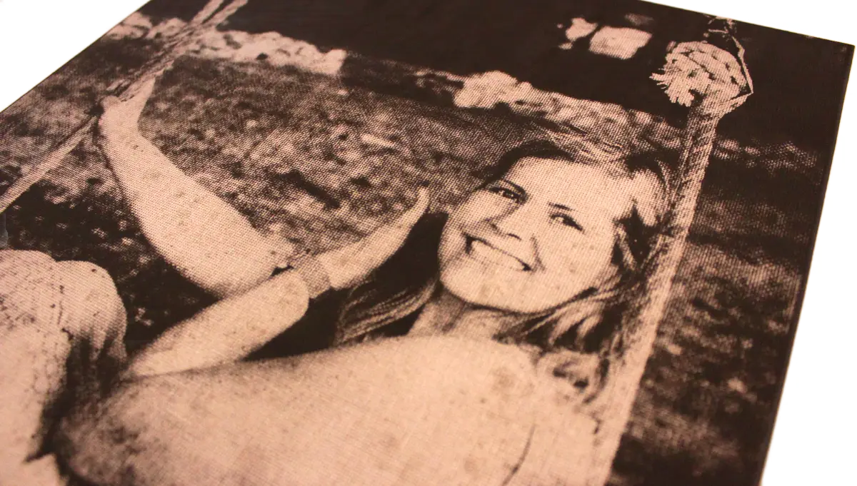 Fotogravur auf Leinwand: gelasertes Portrait einer lachenden Frau in Sepia-Tönen